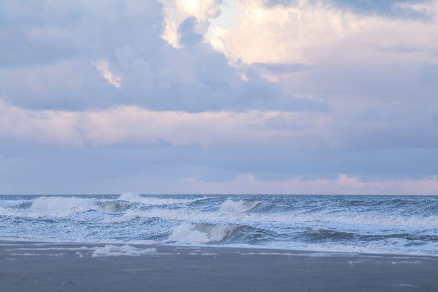 Golven Terschelling bij schemering, strand bij vakantiehuis Noordhoek