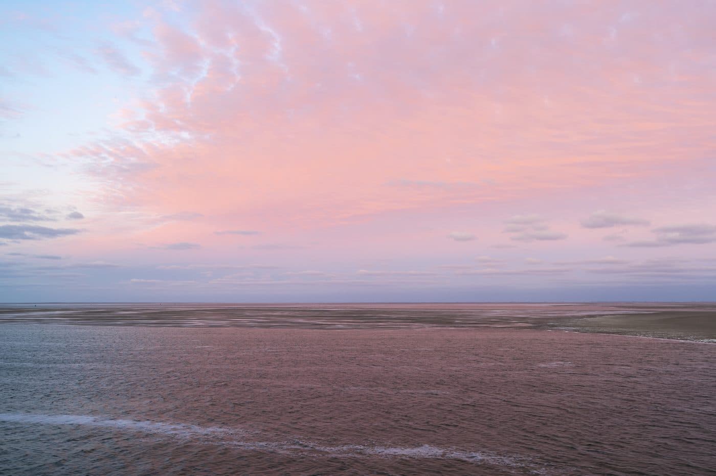 Roze schemering boven het Wad Terschelling, Waddeneiland sfeer